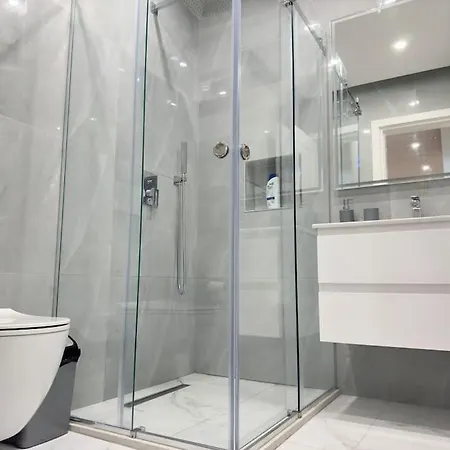 Apartment Modern Meets Comfort 2 Bedroom In Bllok Tirana