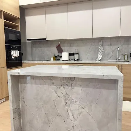 Modern Meets Comfort 2 Bedroom In Bllok Apartment